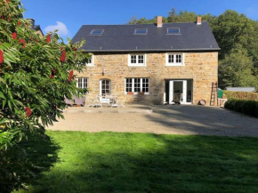 Maison en pierre, chaleureuse, avec étang